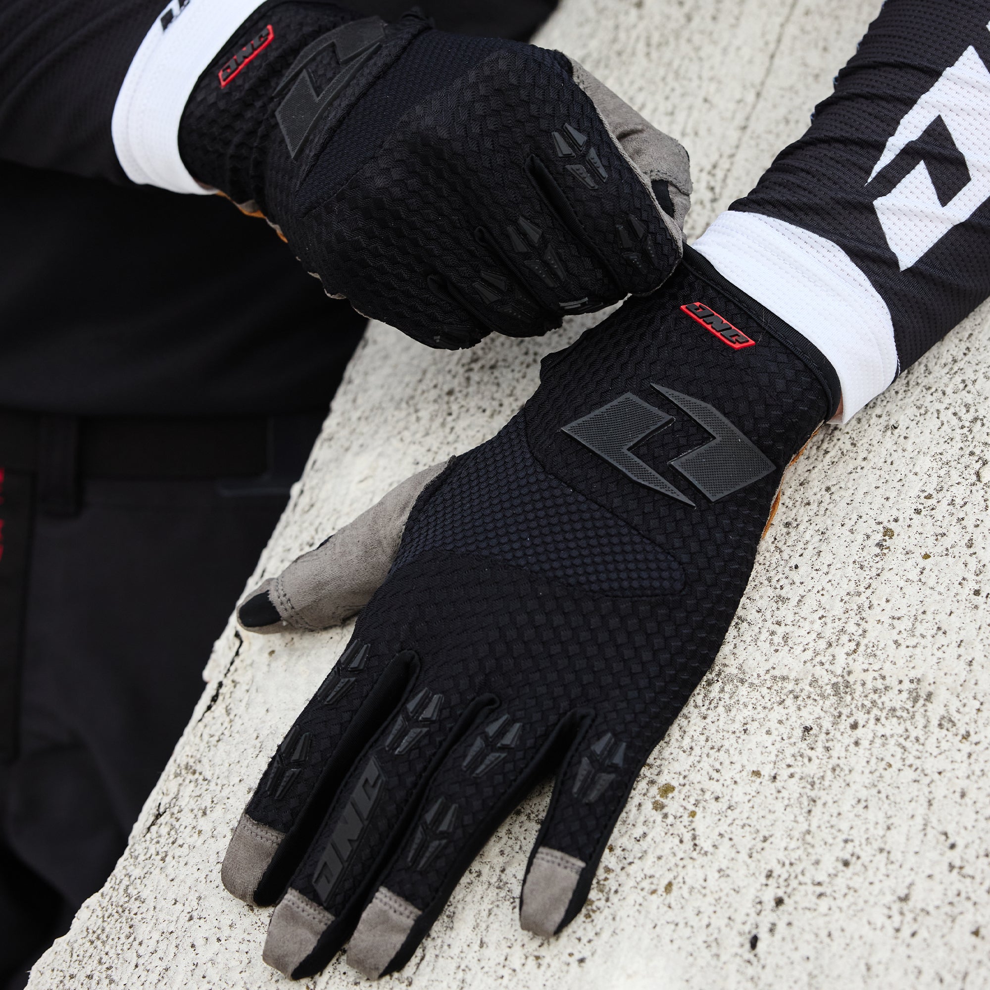 X-197 Glove - CORE BLACK